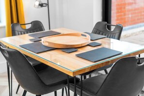 A conference table with a wooden center piece, black placemats, and black chairs. - #116 Modern 2 bed - 10 mins from Bullring & Grand Central (West Midlands)