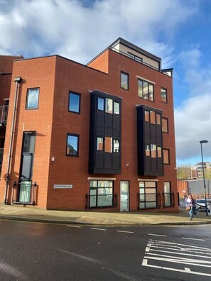 A multi-story building with a brick facade, large windows, and a flat roof. - #116 Modern 2 bed - 10 mins from Bullring & Grand Central (West Midlands)
