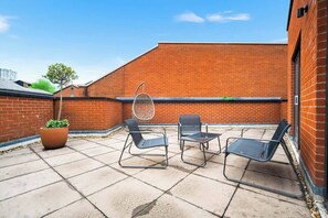 A rooftop patio with a brick wall, a potted plant, and three lounge chairs. - #116 Modern 2 bed - 10 mins from Bullring & Grand Central (West Midlands)