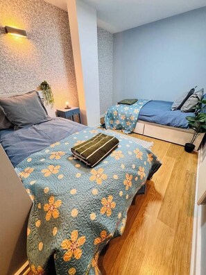 Ein Schlafzimmer mit einem Bett, einem Nachttisch und einem Beistelltisch.