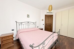 Room - SNB002 - Pedaso, stunning portion of a villa with a swimming pool (Altidona)