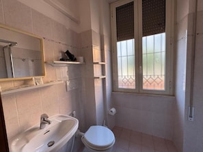 Towels, soap, shampoo, toilet paper - Villa dei Fiori (Rome)
