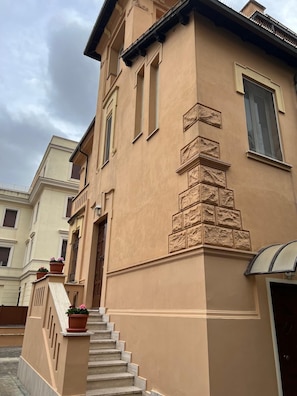 Exterior - Villa dei Fiori (Rome)