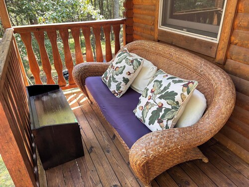 River Cabin w/Fireplace, Fire Pit, WiFi & Game Room