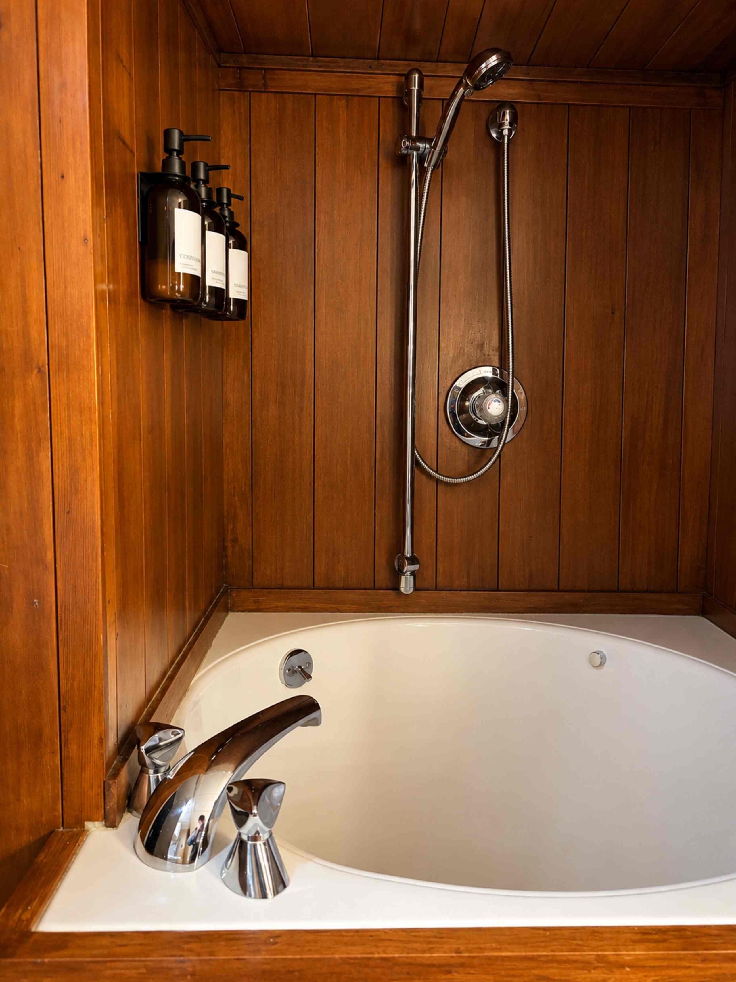 Bañera de hidromasaje, secador de pelo, toallas, jabón