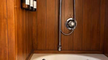 Bañera de hidromasaje, secador de pelo, toallas, jabón