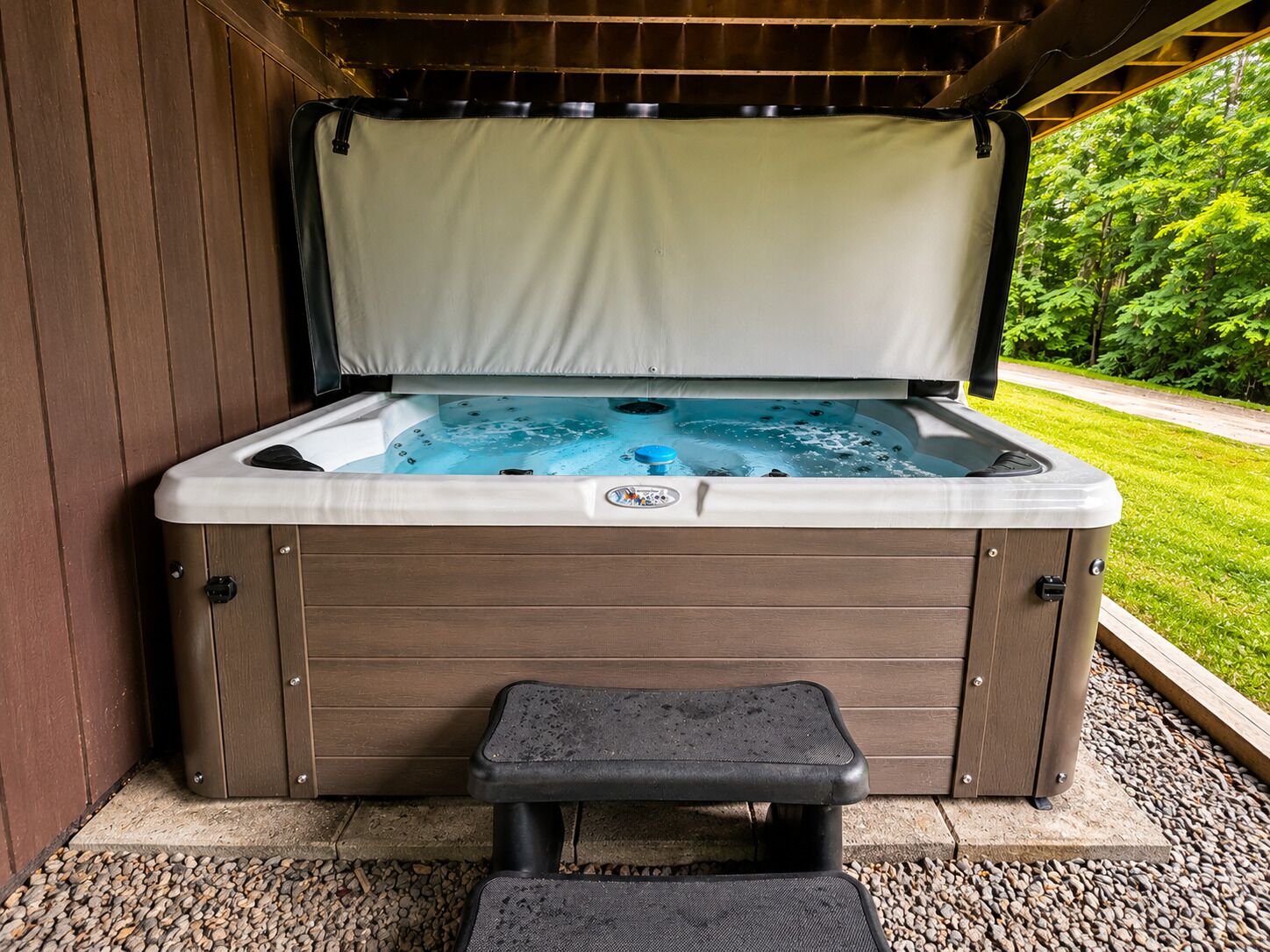 Outdoor spa tub