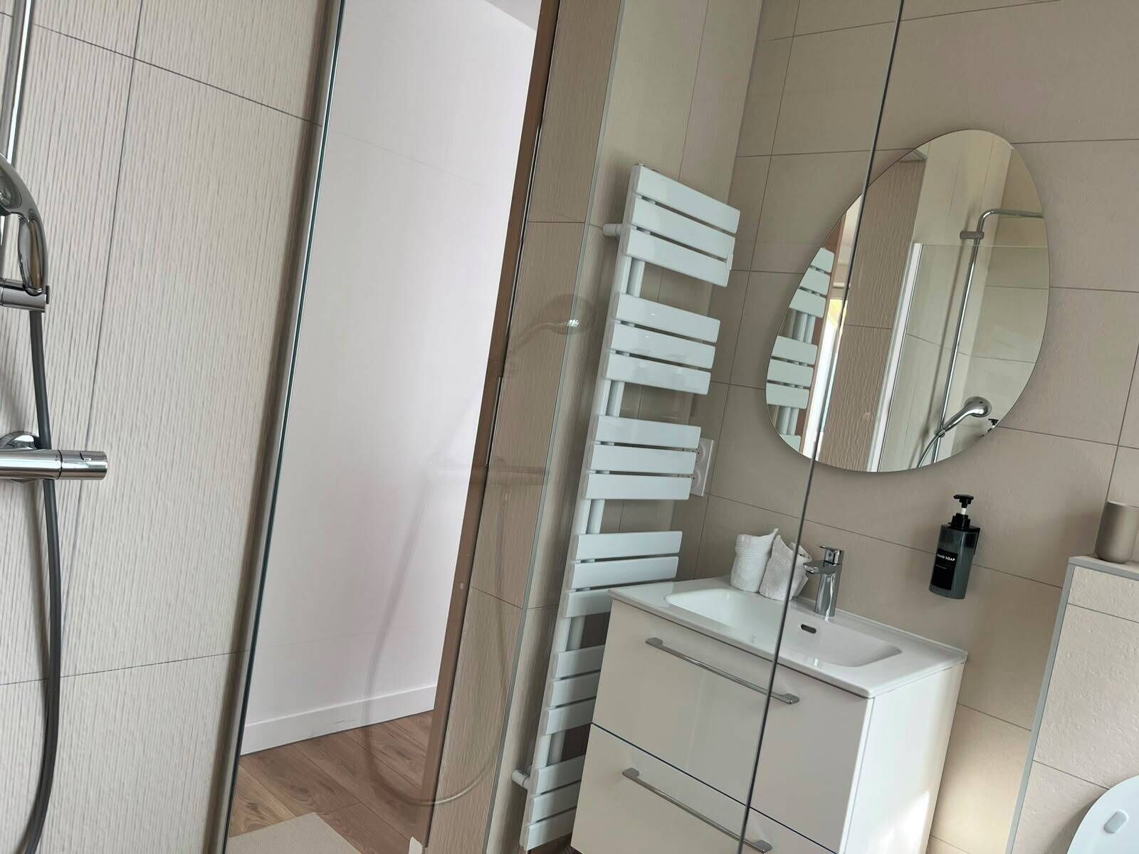 Dusche, Haartrockner, Handtücher, Seife