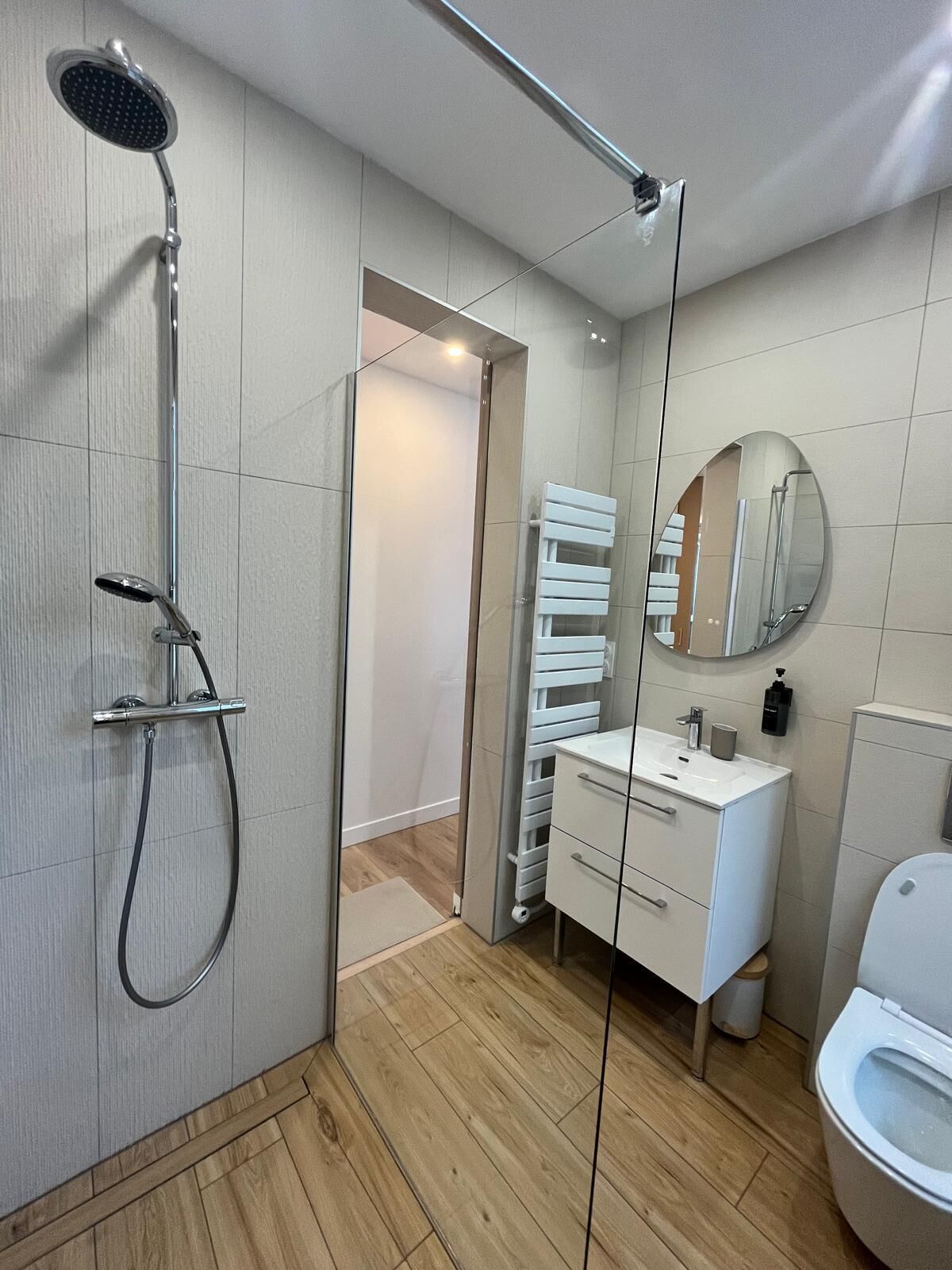 Ein modernes Badezimmer mit Dusche, Toilette und Waschtisch.