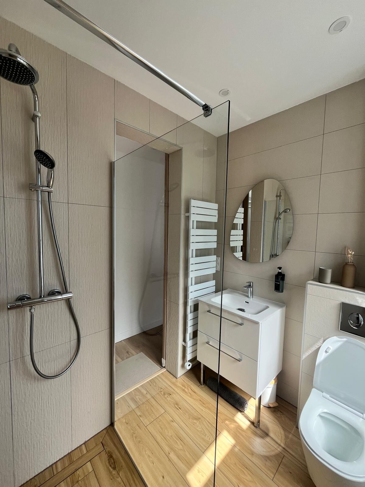 Une salle de bain moderne équipée d’une douche, de toilettes et d’un lavabo.