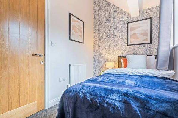 3 chambres, fer et planche à repasser, Wi-Fi, draps fournis