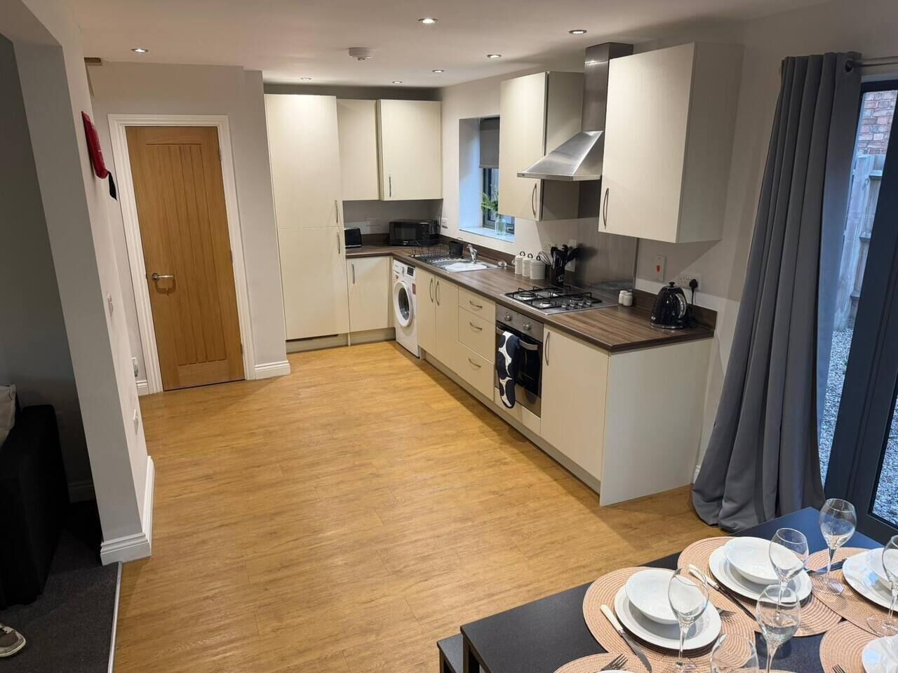 Fridge, oven, stovetop, dishwasher