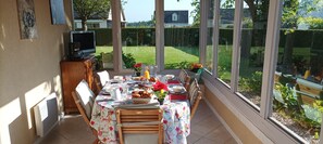 Outdoor dining - Vrbo Property (Malaunay)