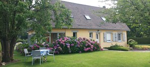 Outdoor dining - Vrbo Property (Malaunay)