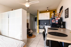 Eine kleine Küchenzeile mit Mikrowelle, Toaster und Kaffeemaschine.