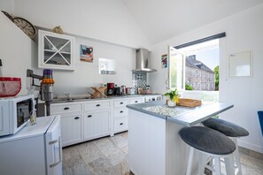Wasserkocher mit Kaffee-/Teezubehör, Kühlschrank, Mikrowelle, Ofen