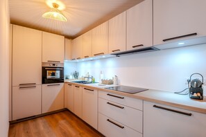 Wasserkocher mit Kaffee-/Teezubehör, Kühlschrank, Mikrowelle, Ofen