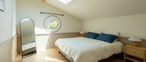 3 bedrooms, iron/ironing board, free WiFi, bed sheets