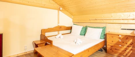 Iron/ironing board, bed sheets