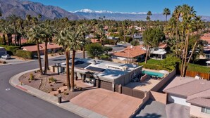 A residential area with houses, palm trees, and a mountain range in the background. - Palm Springs Retreat-Come and relax. (Palm Springs)