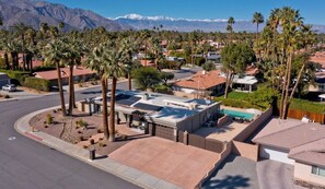 A residential area with houses, palm trees, and a mountain range in the background. - Palm Springs Retreat-Come and relax. (Palm Springs)