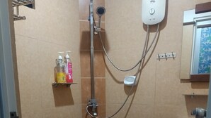 Ein Badezimmer mit Dusche, Toilette und Waschbecken.