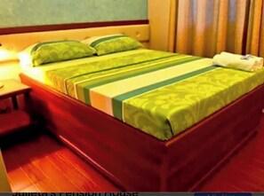 Kamar Double | Meja kerja, ruang kerja ramah laptop, dan Wi-Fi gratis