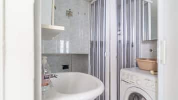 Appartement, balkon, uitzicht op de stad | Badkamer