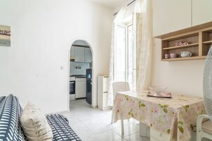 Appartamento, balcone, vista città | Interni