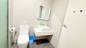 Dusche, Haartrockner, Bidet, Handtücher