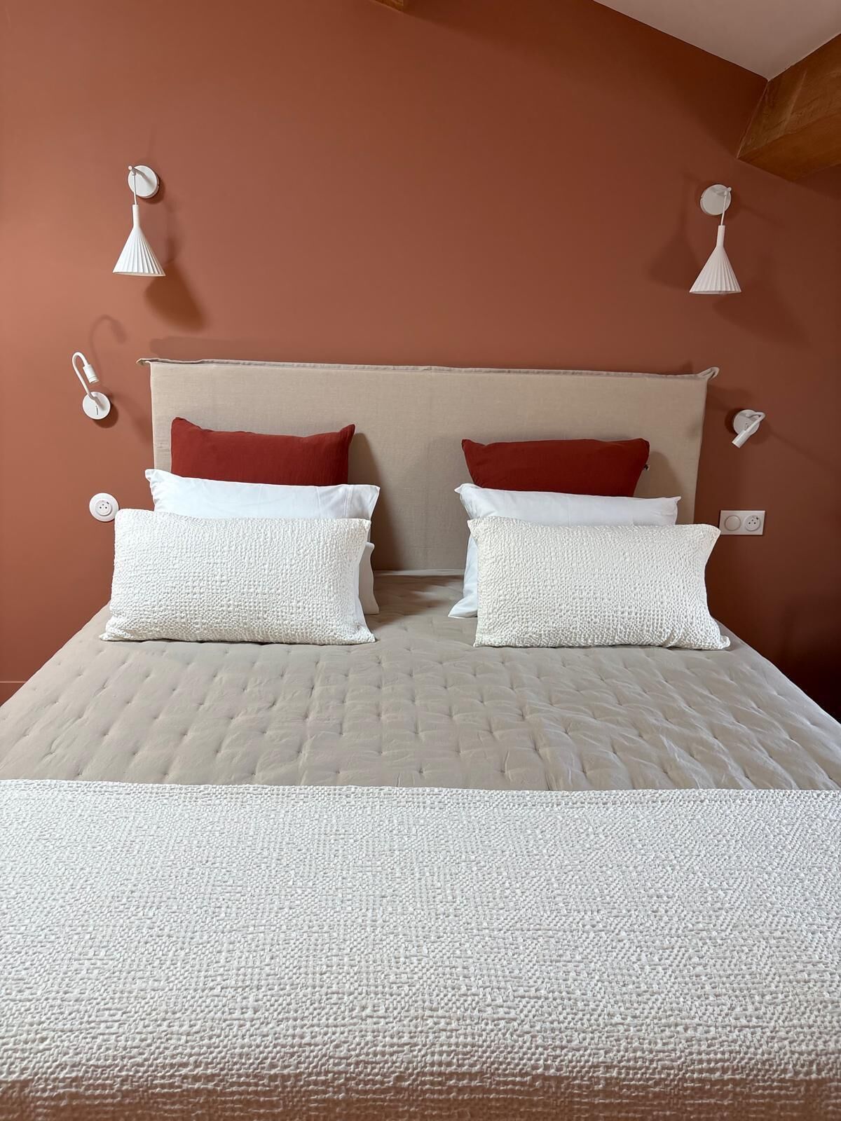 5 habitaciones, tabla de planchar con plancha, internet y ropa de cama 