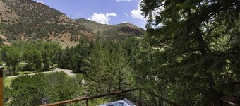 Mountain Log Cabin, Hot Tub, Sauna, River, Mtn Views