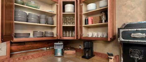 Una cocina con armarios de madera, encimera de granito y estufa.