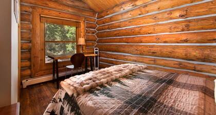 Mountain Log Cabin, Hot Tub, Sauna, River, Mtn Views