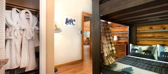Mountain Log Cabin, Hot Tub, Sauna, River, Mtn Views