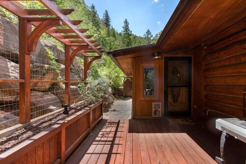 Mountain Log Cabin, Hot Tub, Sauna, River, Mtn Views