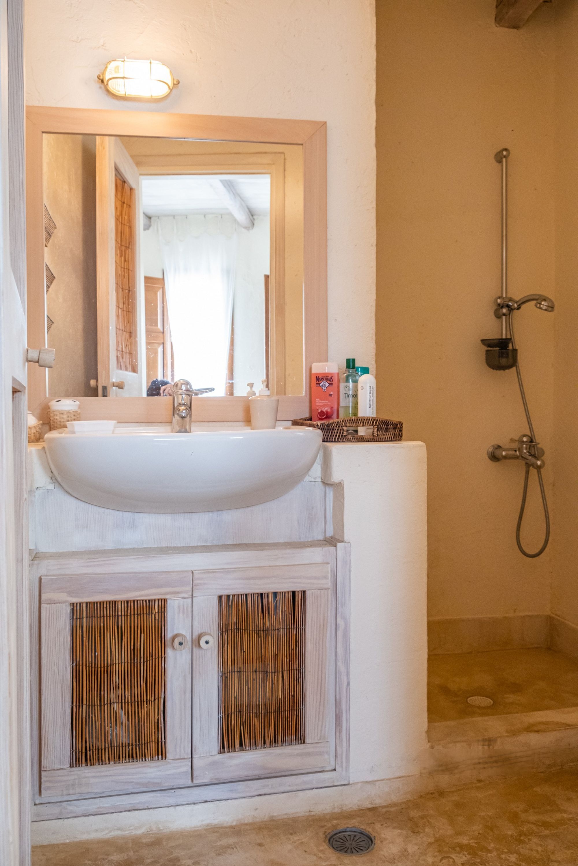 Ein Badezimmer mit Waschbecken, Spiegel und Dusche.