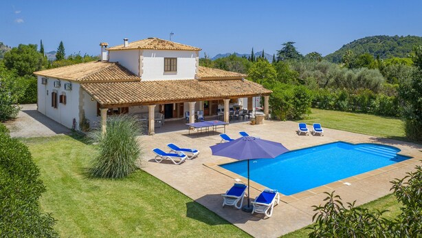 Eine Villa mit Swimmingpool, Außenbereich und Garten.