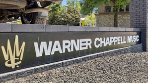 En skylt för Warner Chappell Music med en logotyp och text.