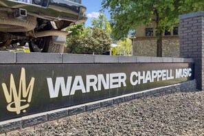 Ein Schild für Warner Chappell Music mit Logo und Schriftzug.