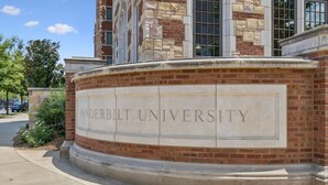 En stenmur med inskriptionen ”Vanderbilt University”, som markerar ingången till universitetets område.