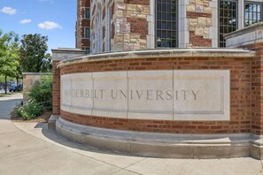 Eine Steinmauer mit der Aufschrift 'Vanderbilt University', die den Zugang zum Campus der Universität markiert.