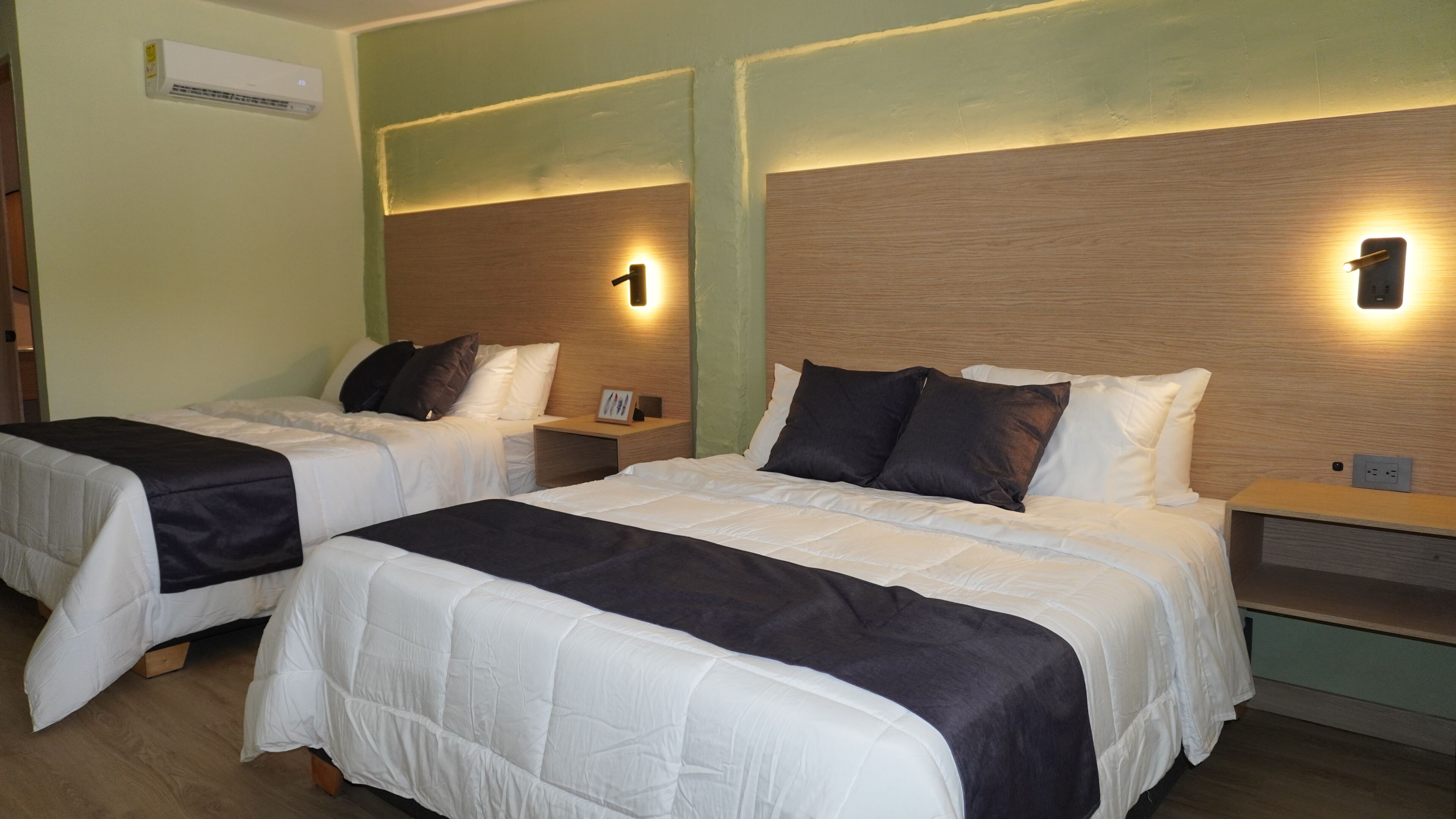 Quarto quádruplo standard, vista para o pátio | Edredons de pluma, camas Select Comfort, frigobar