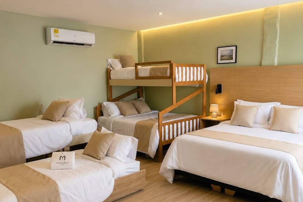 Habitación familiar, vista al patio | Edredón, camas Select Comfort, minibar y tabla de planchar con plancha