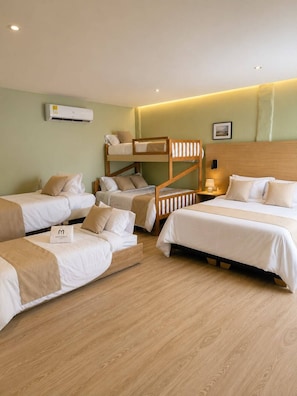 Quarto família, vista para o pátio | Edredons de pluma, camas Select Comfort, frigobar
