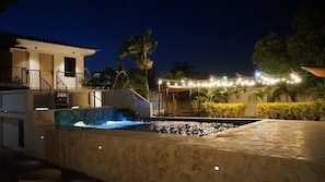 Quarto quádruplo standard, vista para o pátio | Terraço/pátio