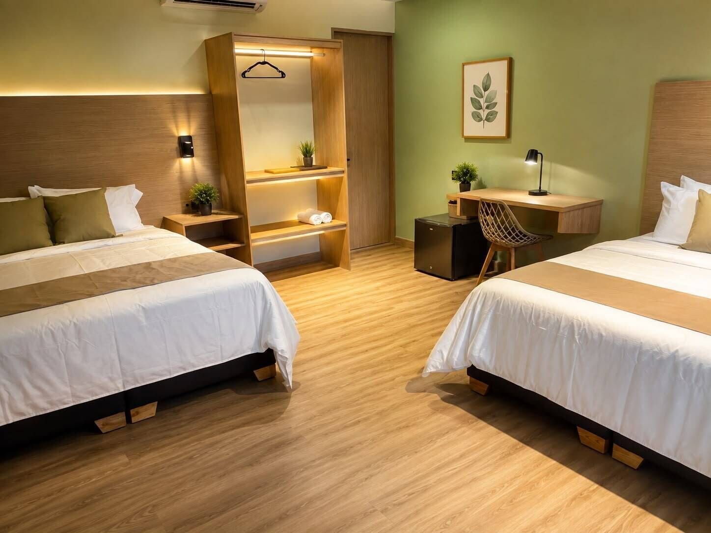 Habitación cuádruple estándar, vista al patio | Edredón, camas Select Comfort, minibar y tabla de planchar con plancha 