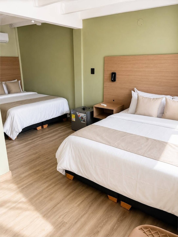 Quarto triplo standard, vista para o pátio | Edredons de pluma, camas Select Comfort, frigobar