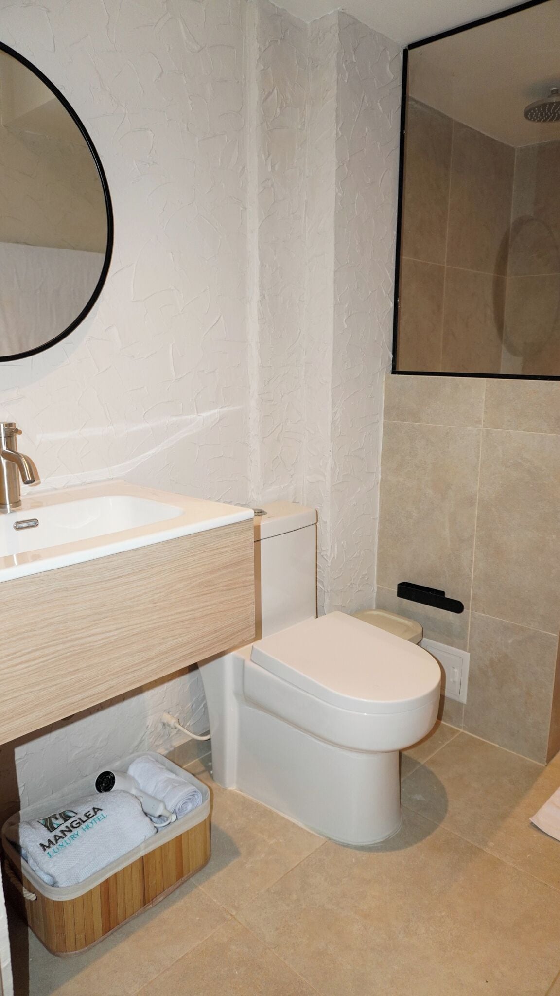 Habitación estándar doble | Baño | Ducha, cabezal de ducha tipo lluvia, secador de pelo y bidé