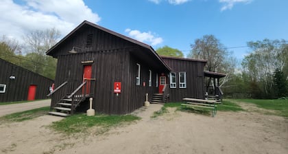 Cozy stay at Haliburton Forest. Trails, Wolf Centre, Canopy Tour, 100 lakes!